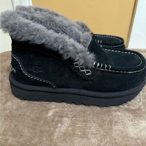 UGG ANSLEY  PARC Black Moccasins with Gray Fur